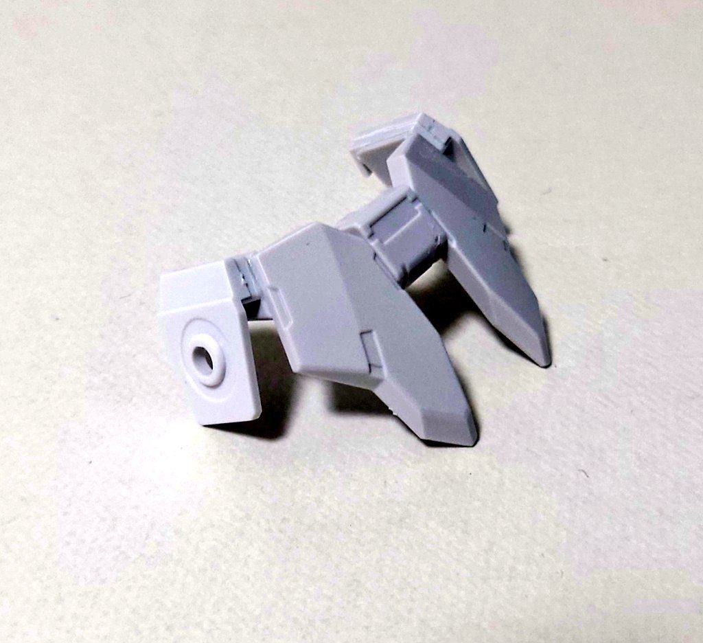 腰アーマー。余っていたストフリの腰パーツを使うことで3mm穴を増設、刀の鞘をマウントできるようにしました