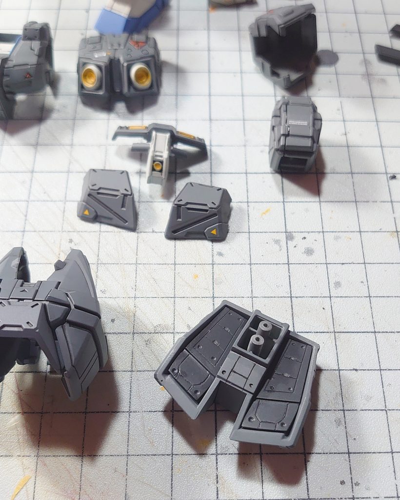 チョバムアーマーの裏打ちを新規で作りました。ここ、ぽっかり穴が空いていたので。本来であればここには本体の後スカートが収まっているはずなのでそのように作るべきだったのでしょうが、今回は程よくこの辺で。。。(笑)