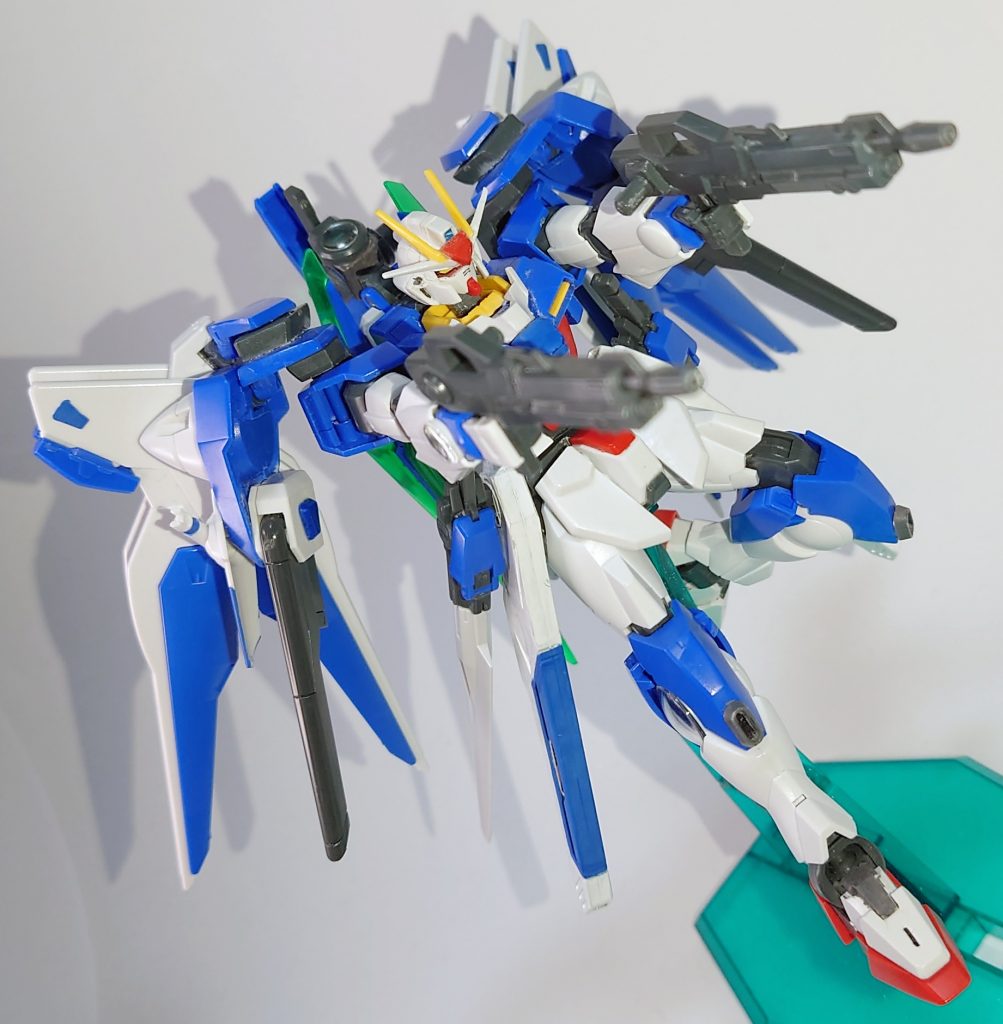 57mmGNビームライフル×2本機のメイン射撃武装。オーガンダムのビームガンと旧HGストライクのライフルを合わせて、グリップは手首に固定できるようにGNソードⅡの物を加工し接着、マウント用軸は適当にジャンクから漁って接着し作成。