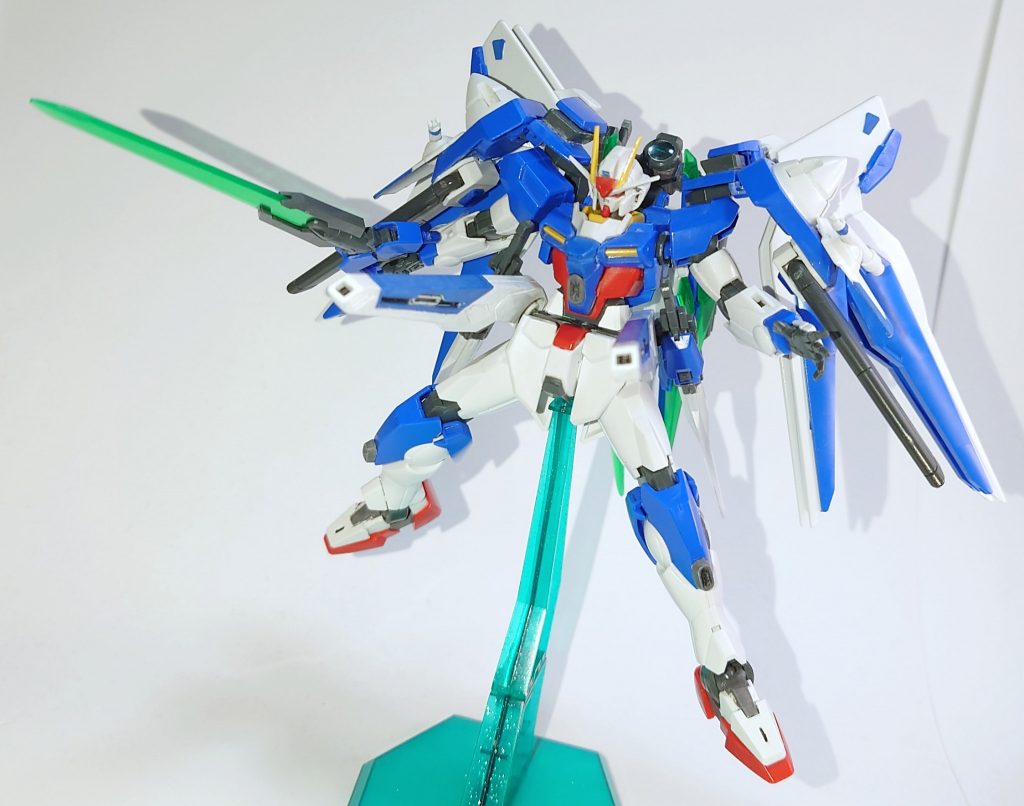 バラエーナプラズマ収束ビーム砲×2腰部サイドアーマーを兼ねていて、基部にはアタッチメントがありGNソードⅡやビームライフルをマウントできる。旧HGのバラエーナの回転部分の穴にそこに入るように加工したHGダブルオーの腰部サイドアーマーを接着し作成。