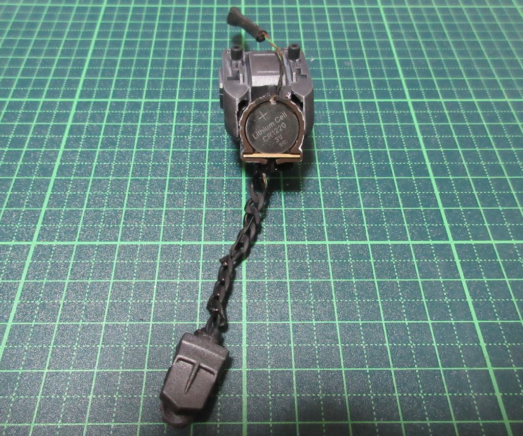 LED用の 配線や スイッチが 見えない様に、チェーン等で 装飾しました。また電池も バックパックを加工して 取り付けできるようにし、周りからも 見えない様にしました。