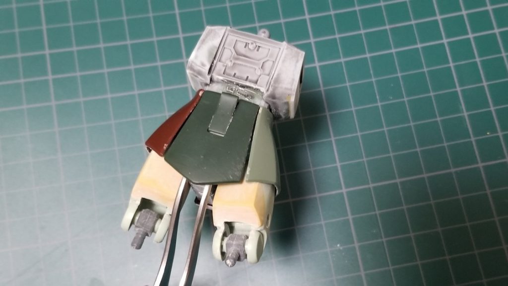 太ももに注目、もともと丸っこい06Fの太もも。エポキシパテで成形。