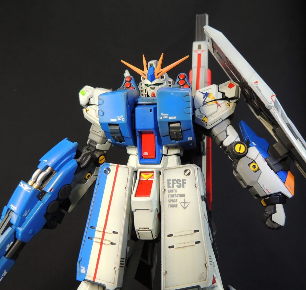 フロントアーマーのブルーとレッドのストライプは、マスキングで処理しました。