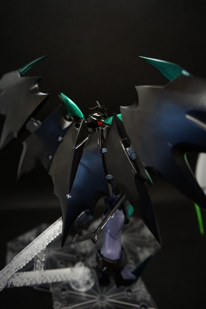 翼ショット。大きなパーツのため波打ちが少し目立っていたので、メタルブラックで上塗りしました。