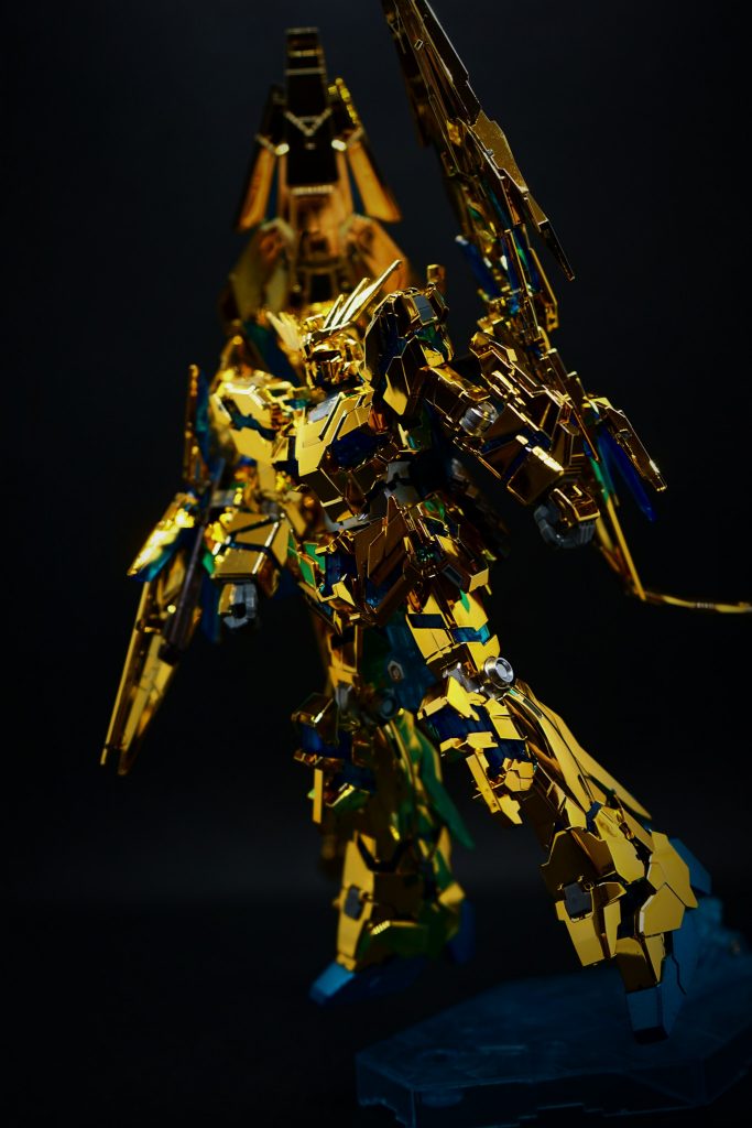 宇宙を駆けるフェネクス。映画ではその色味も相まって常に神々しい印象でした。