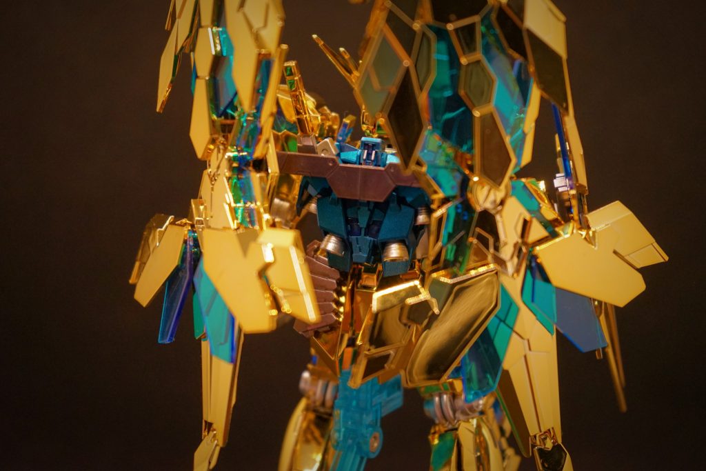 背部。バーニアや関節部はシャインシルバー。バックパックはメタリックブルーで仕上げています。