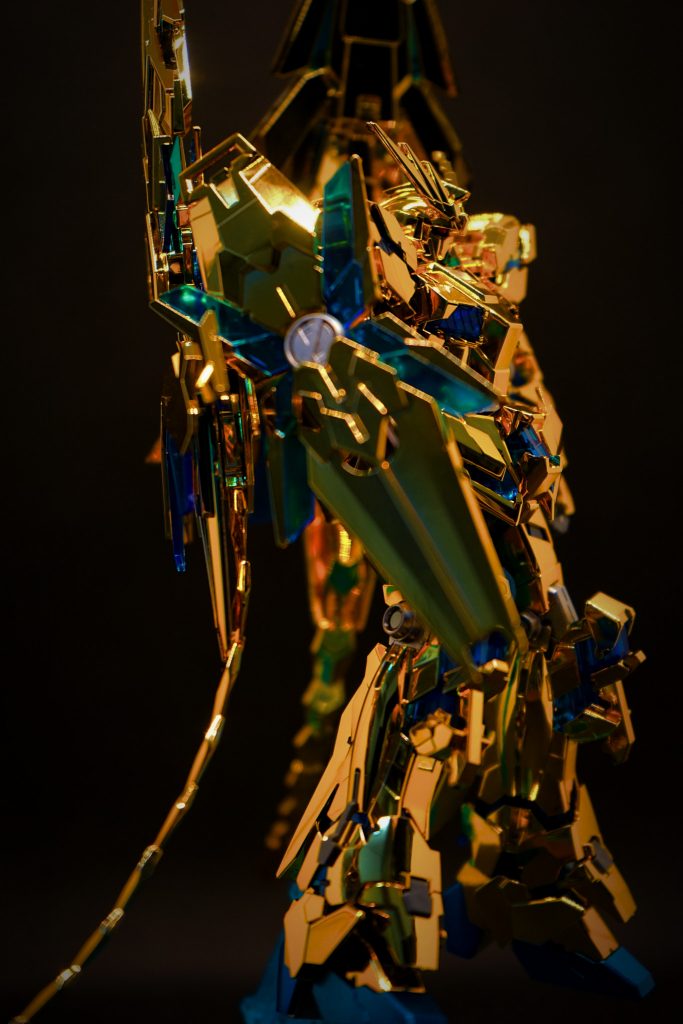 サイドから。ゲート跡は新発売のイエローゴールドとホワイトゴールドのマーカーで隠しています。