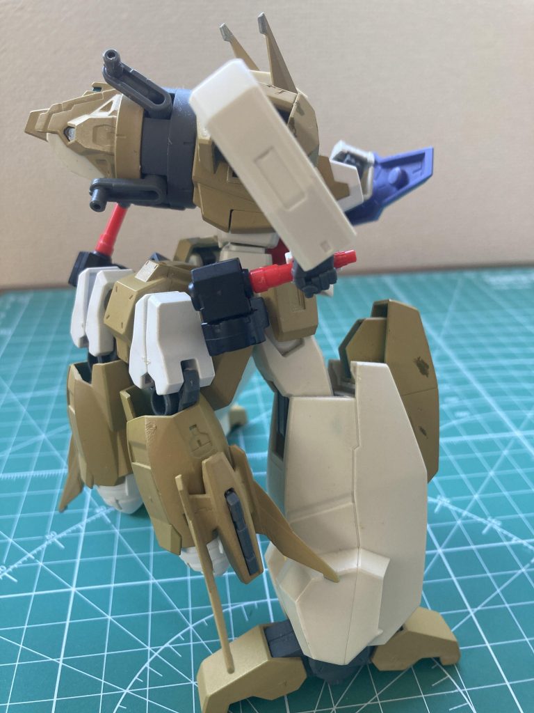 ガトリング砲は、弾が無くなるとパージできます。そして腰部のビームサーベルを抜刀！