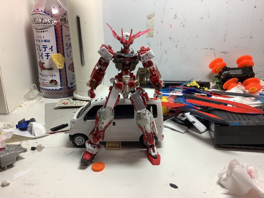 翼をはずすとこんなかんじ以上！つるぎミツルギの初投稿でした。ガンプラの技術は皆無ではありますが、え？なぜそこまで汚いのかって、それは坊やだからさ