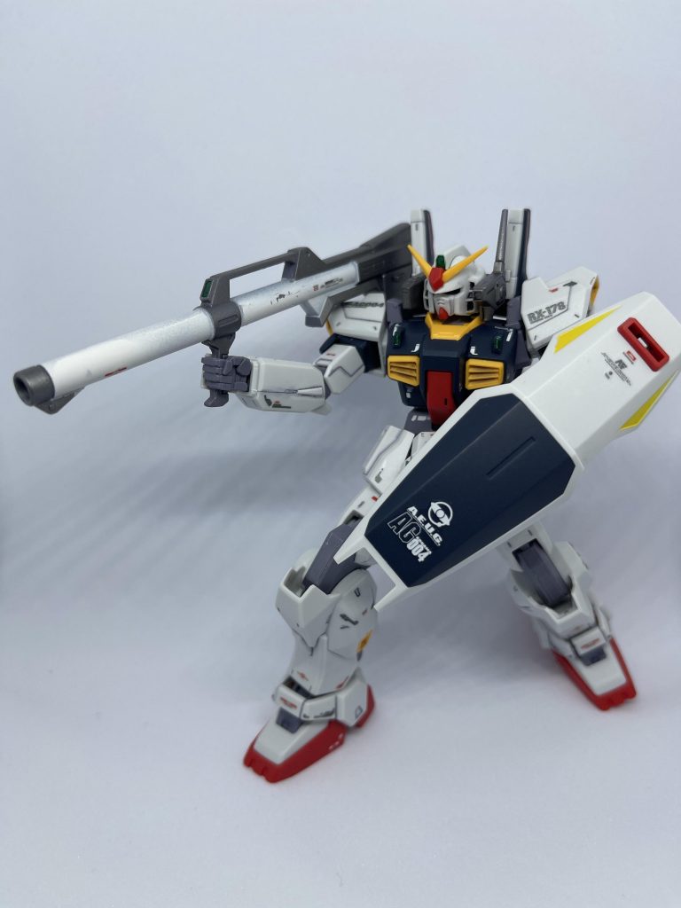 ガンダムマーカーのSEED DESTINY ホワイト、SEED DESTINY イエロー、ガンダムガンメタリック、ガンダムブラック、メッキシルバー、ルミナスメタグリーンで部分塗装しました。1番苦労したバズーカの色分けですが、完成後に後腰部にマウントしていたら塗装がハゲました。😢