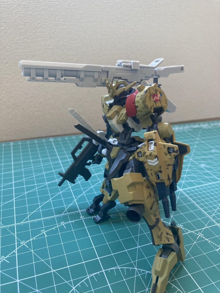 バックパックの長距離砲です。バズーカではない…右膝のギアを下げて発射形態になります。