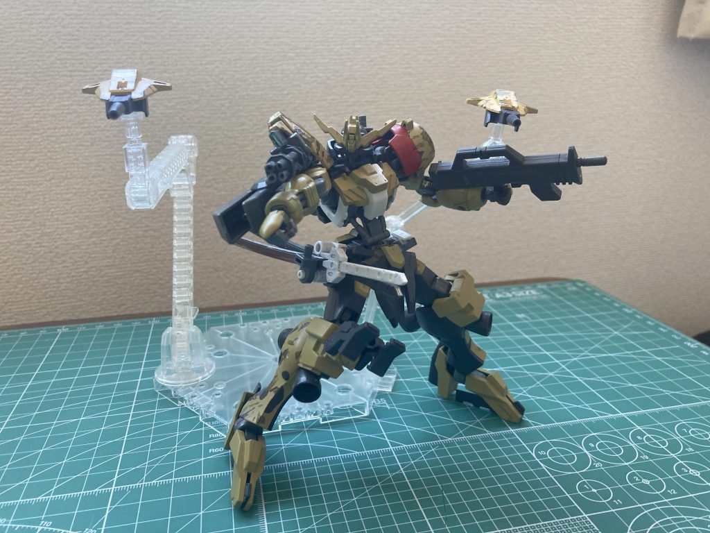 中距離戦闘はこんな感じです。左腕部に付けてたマニファービット2機を展開、ライフルを左手に持ち、右腕はガトリングが2門あるのでそれで攻撃します。