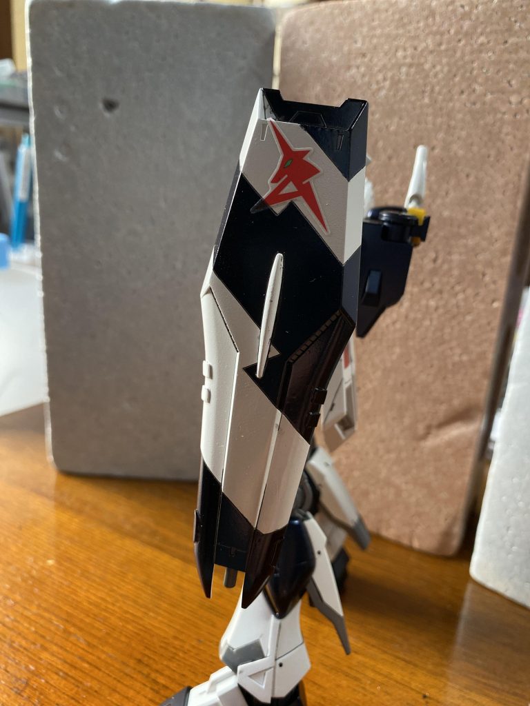 シールドはRG hi-νガンダムっぽくしましたデカールが付属品なんで浮いてますねw