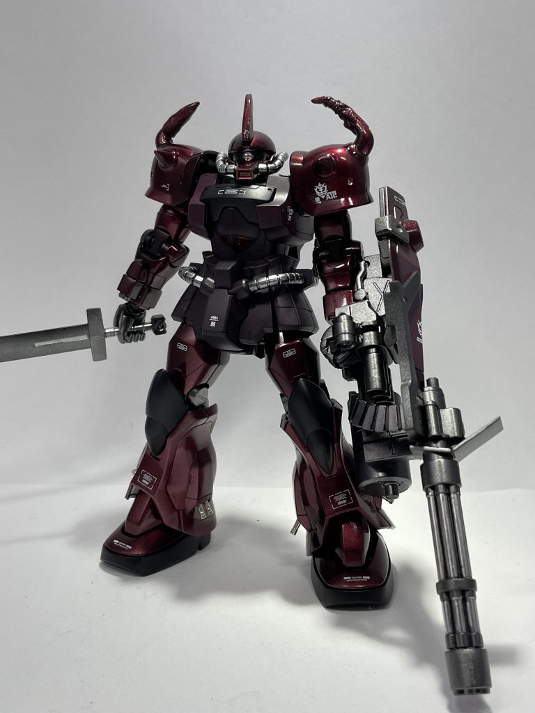 メインカラーは黒サフ→ガイアノーツのスターブライトシルバー→クレオスのGXディープクリアレッドを好みの色合いになるまで重ね塗り→ガイアノーツのExクリアでテカテカに。合計10層くらい吹いたので骨が折れました。最近天候が不安定なのも時間がかかる要因に。青空塗装なので天候の影響をモロに受けます泣。その他黒は黒サフそのまま、武装類はスターブライトアイアンを使用。色を塗る手順を考えながら極力時短できるよう工夫が必要ですね。最後までお付き合い頂きありがとうございました。それではまた。