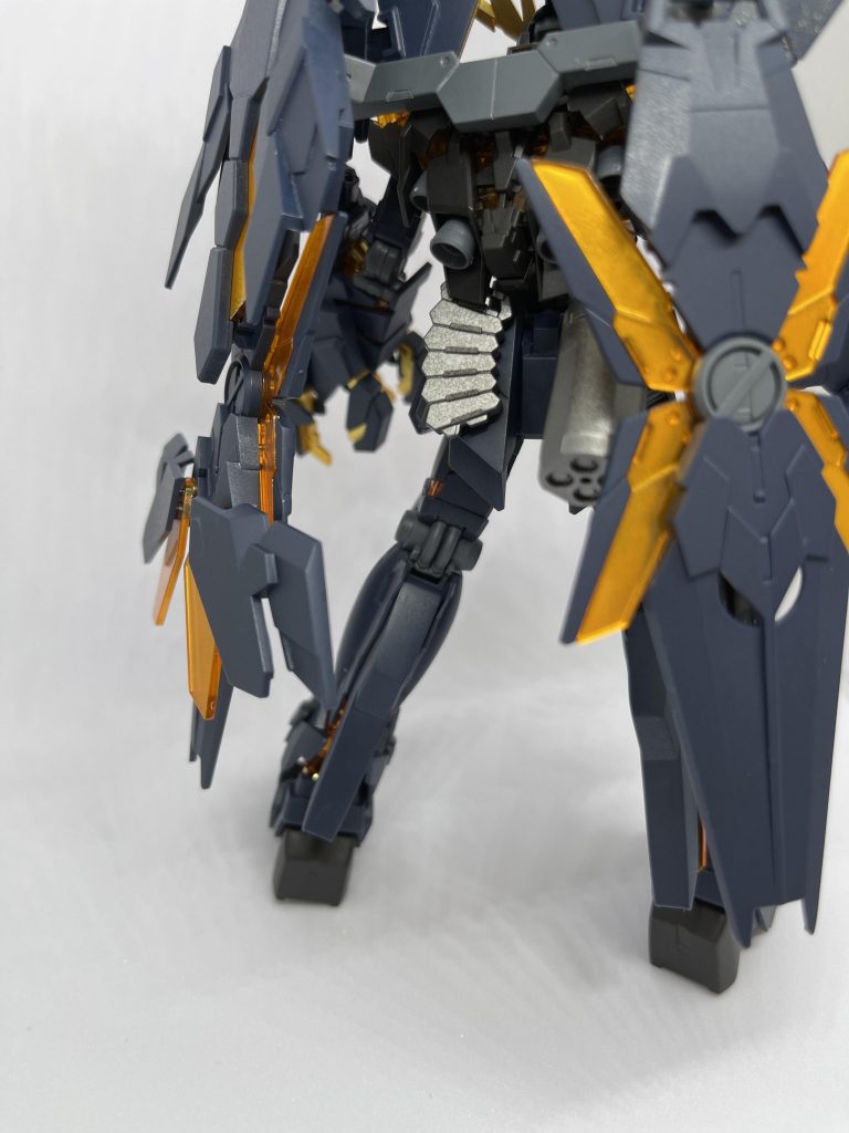 背部バインダーの片方に余剰パーツのシールドを接続してみました