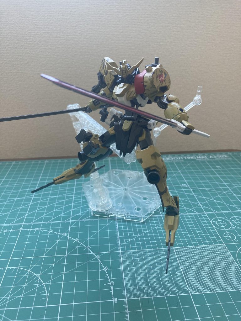 近接戦闘です。右腰の鞘から刀2本を抜いて足裏からハンターエッジを出します。阿頼耶識あるから戦える…