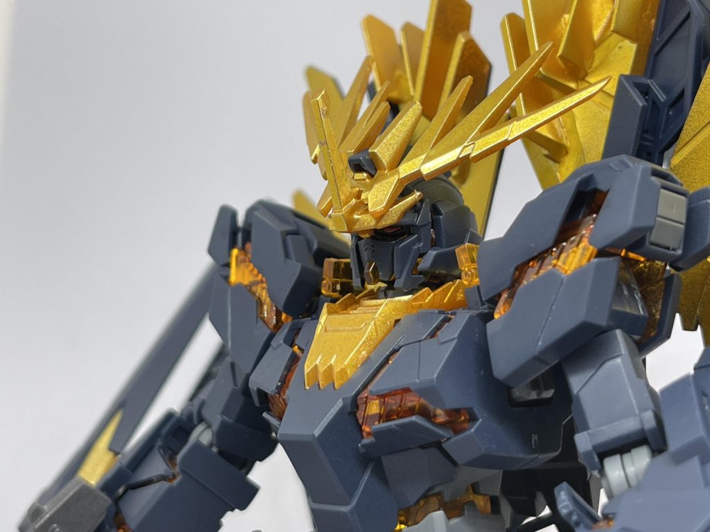 部分塗装はガンダムマーカーで行いました。金色部分とサイコフレームの裏側はEXイエローゴールド、ビームマグナム本体をガンメタリック、予備マガジンとリボルビングランチャーをEXヘビーガンメタリック、カメラアイをブラックとロイヤルレッド、アームドアーマーXCのフレームの隙間にSEED DESTINYイエローをそれぞれ使用しました
