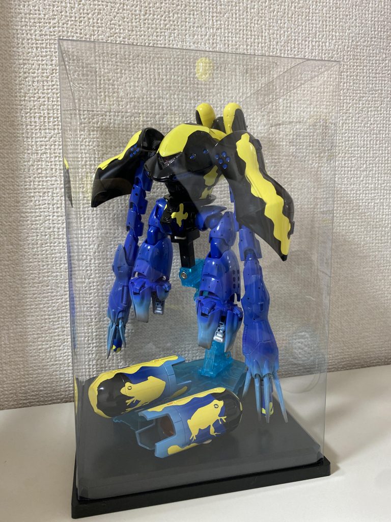 セリアのフィギュアケースに強引に押し込む