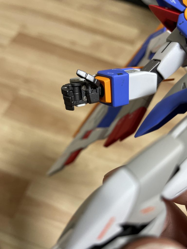 手のひらとバスターライフル持ち手にネオジム磁石を仕込みましたがそれでもなお重みに負けるバスターライフルの重量。