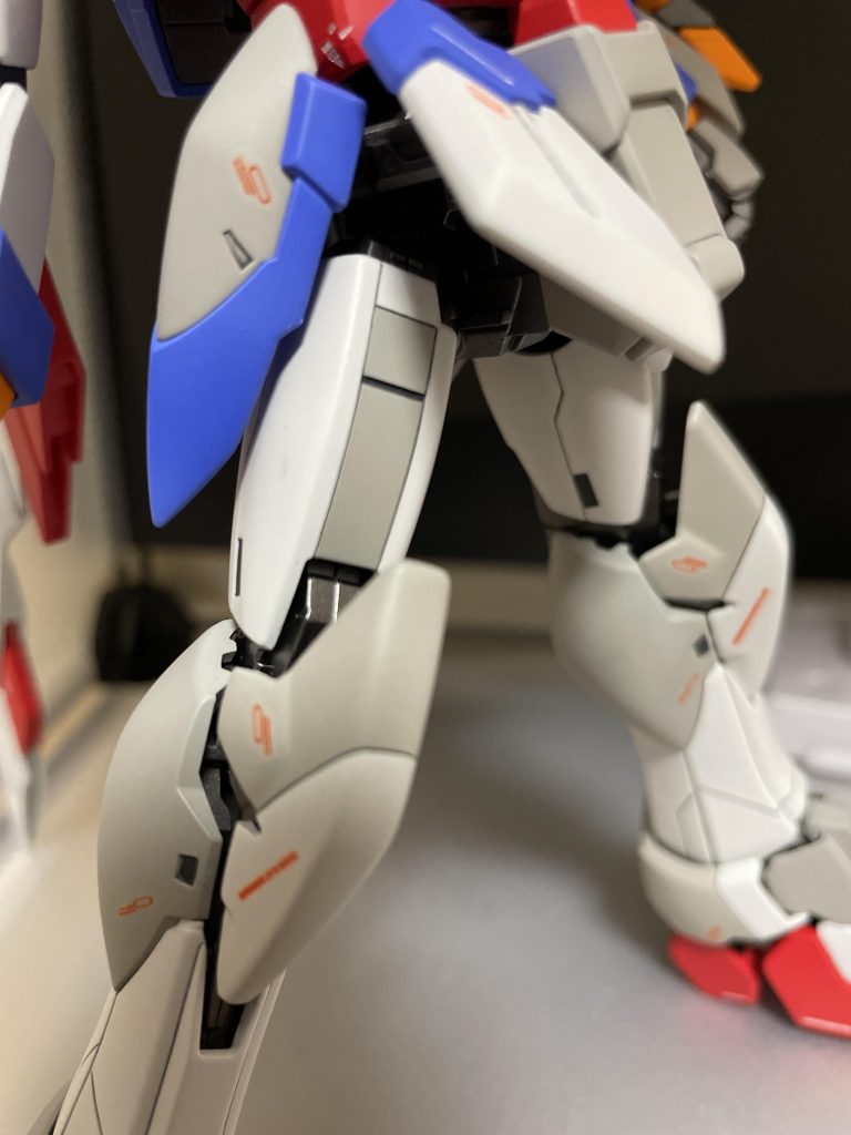 太ももには大胆にスジボリを入れました。初めて太めのスジボリを施しましたがこれは楽しい。