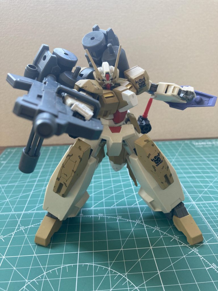 バックパックのガトリング砲は普段は後ろに下げています。この状態だと稼動箇所がアップ！