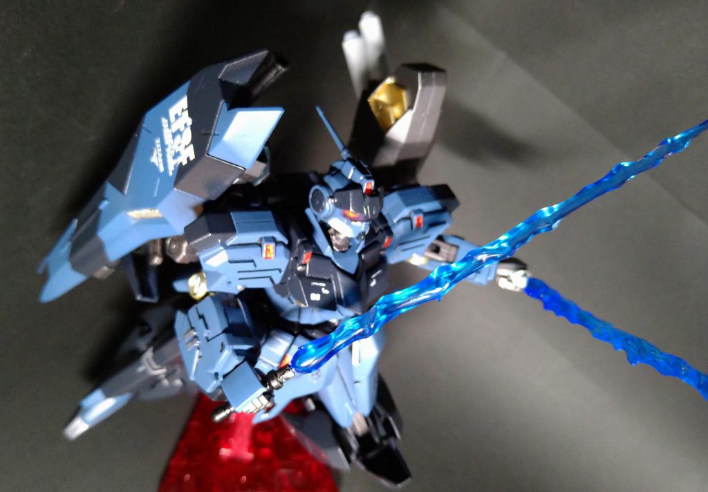 ビームサーベルは青色。センサーやカメラアイはHADES発動中をイメージして赤色になってます。