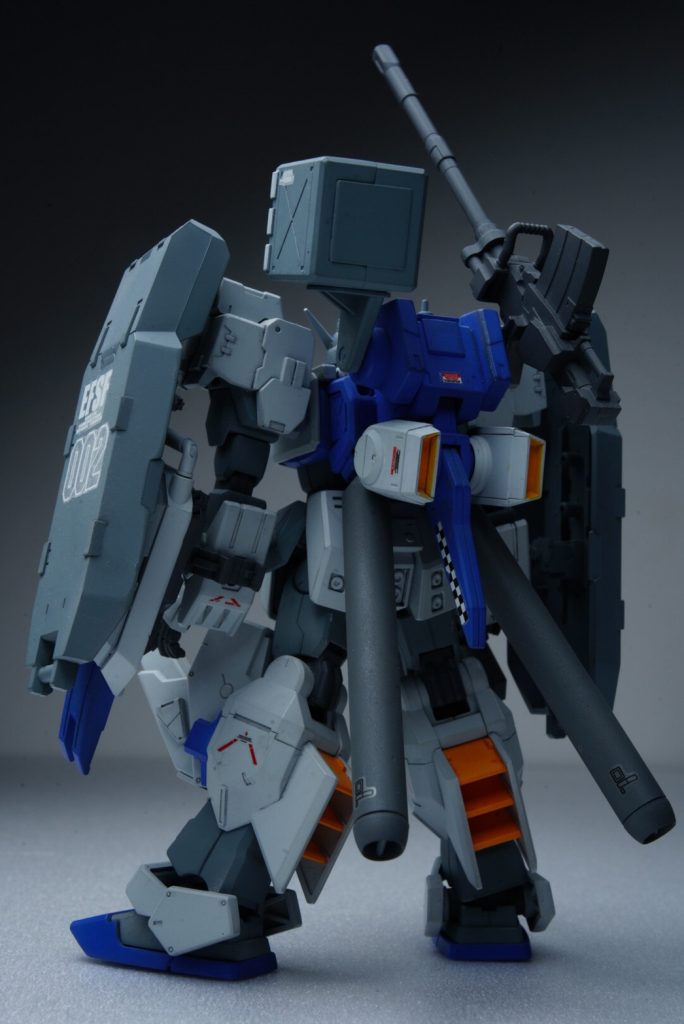 リヤビュー。機体重量の増加に対応するためにバックパックも高出力化、また装甲をパージした際のバランスが絶望的に悪いのでテールバインダーでアンバック制御を無理やり行う過激な仕様になります。バックパックはBFシリーズのEzSRの物を使ってそこにプロペラントタンクを追加してます。