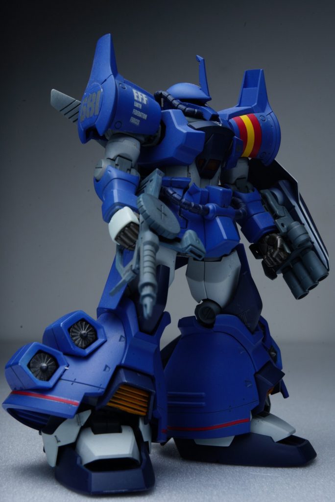 フロントビュー2変更点は主に武装関連だけですが0087時においてビーム兵器の運用が想定されていない0079年代のジオンMSなので実弾兵器としてハイザックにも装備されるザクマシンガン改を装備しています。さらに左手には運用に難があるガトリングシールドを廃して3連装35㎜ガトリングにハイザックのシールドを組み合わせて0087年代をアピールしてます。