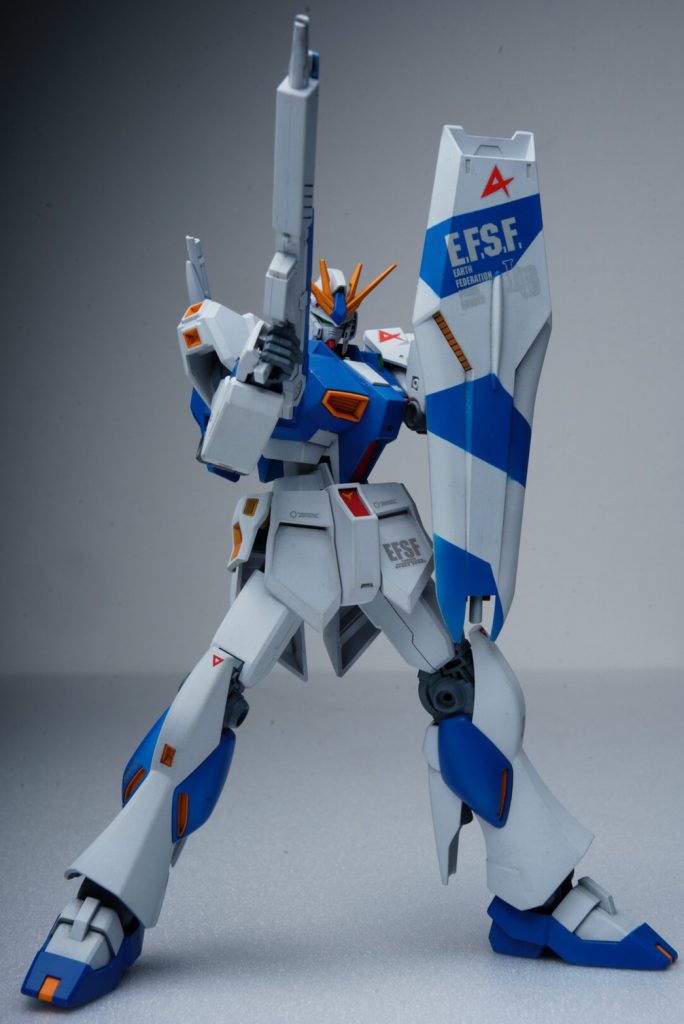 シールドだけハイニューを意識したスプリットパターンに塗装してあります。可動範囲も相まってポージングの自由度も高いときたもんだwガンプラ入門にも手を入れて遊び尽くす事も出来るメチャクチャ夢が広がるのがEGニューガンダムですねぇ✨