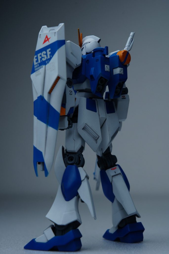 リヤビュー。フィンファンネルの無いスラッとしたスタイリングの方がガンダム然としてて好みかもしれません。