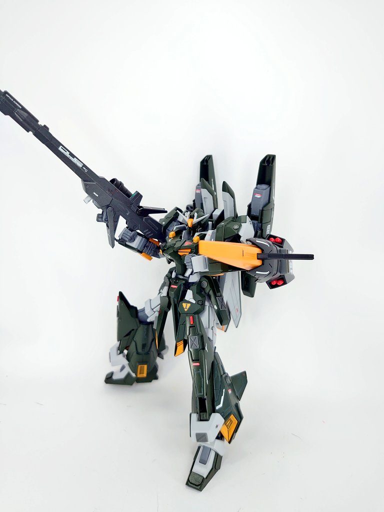 ミサイルシールド左側キャノンにジョインアームで保持しているシールドバックパックに直接接続しているので左腕の自由度が上がる内蔵しているミサイルは敵機への牽制、撹乱用に使用（エゥーゴの機体で連邦のデカールを使用しているのは連邦から奪取した設定で）