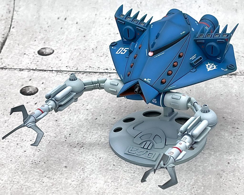 嘴の鋭利化+取り外し可能に。横幅主翼(?)の増加。フィンの大型化。頭部大型化。ブレードアンテナもどき追加。本体と嘴の境にプラ板で幅増し。MSG等を使って各部の情報量増加。アーム部分の後ハメ加工等を行っています。