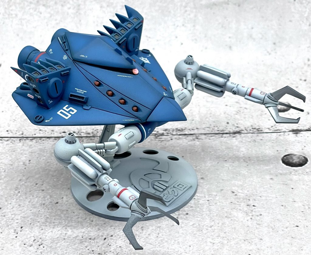 本体色はオーラダークブルー。アーム部分は明灰白色。爪部分はEXシルバー後にクリアーブラックを重ね、全体的にグラデ塗装をほどこし、つや消しで仕上げています。