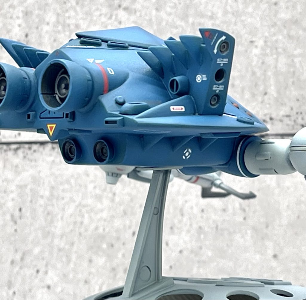 実は当初は普通に緑で塗ろうと思ってたのですが、グラデに利用しようと思っていたオーラダークブルーの塗料(オーラ)力に惚れ込み土壇場で変更しました。いい色を、見させてもらったぜ…