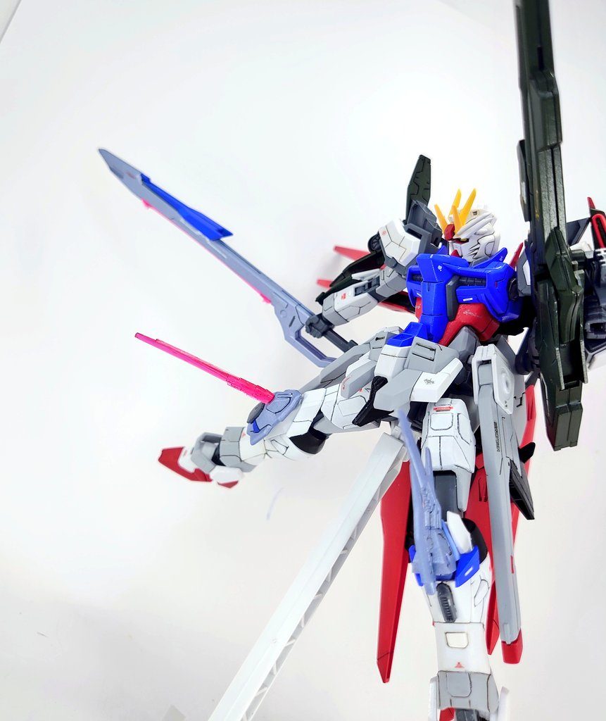 下半身右膝に装備ビームブレード「リヒトファング」インフィニットジャスティスの両足のビームサーベルと同様に格闘戦において相手より優位に立てるようにしたもの前述のアンカーで敵を引き付けた時に右膝のビームブレードで一気にケリを着ける