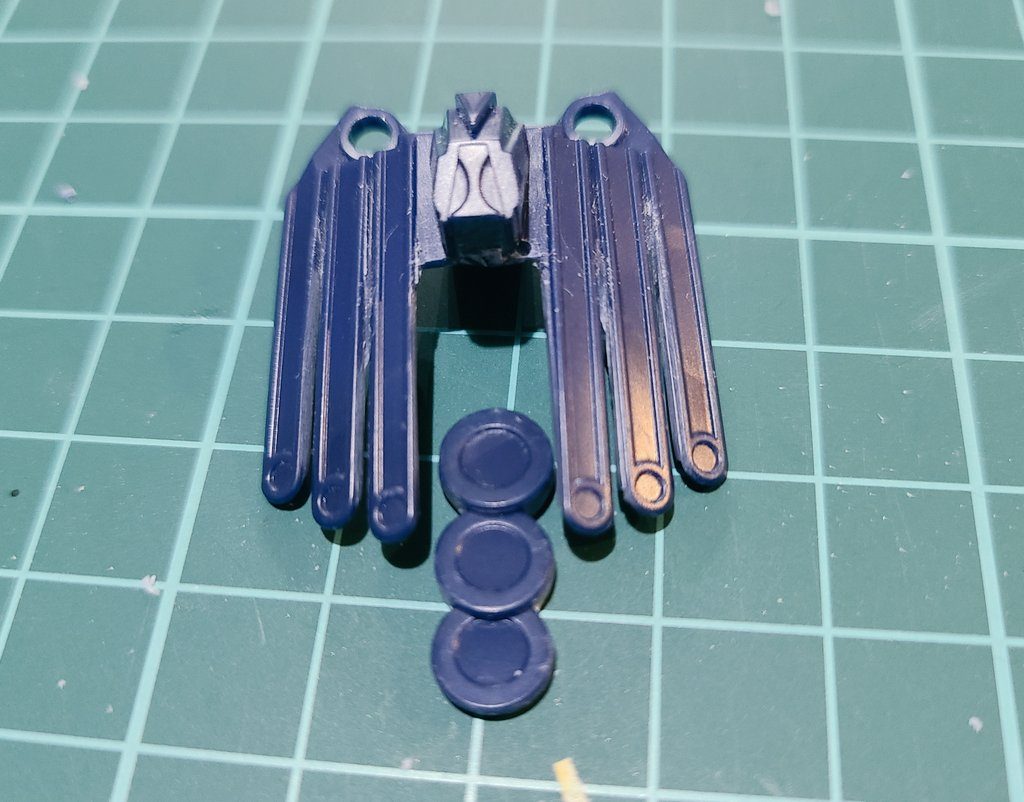 腰の装飾は一体パーツになっていたので分割しました