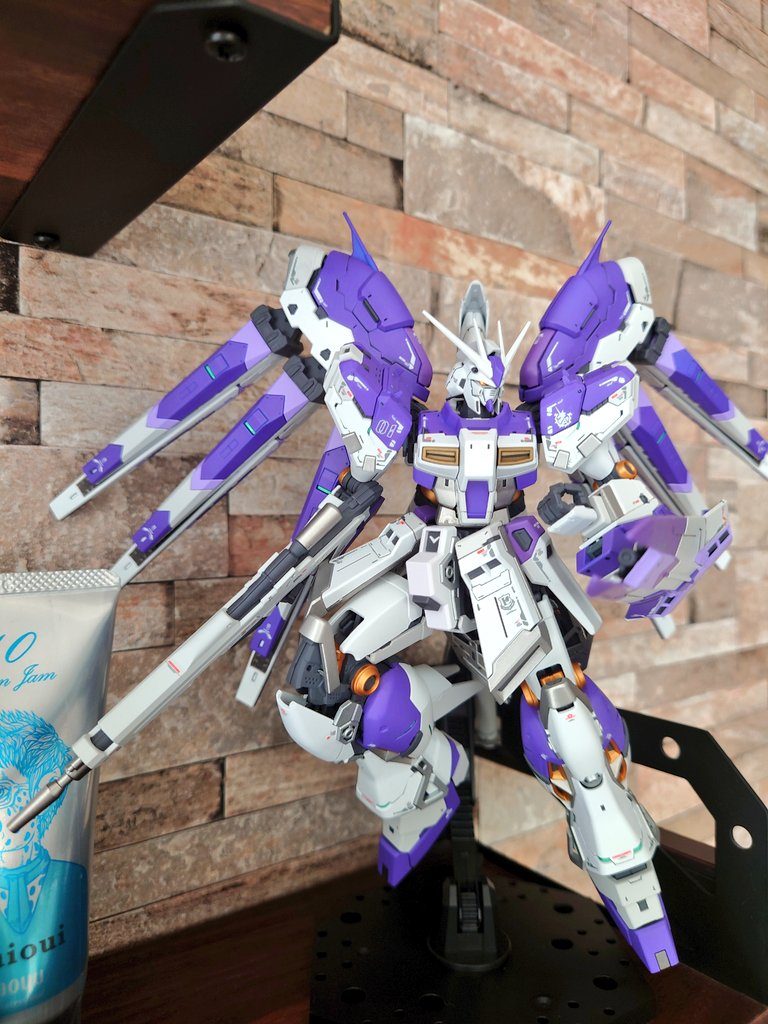 RG Hi-νガンダム–4枚目/制作者：@Kazon1221