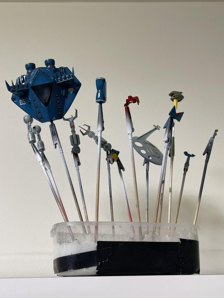 好きに盛り、手前勝手に塗る。それが私だ、可動域・ギミック・大小スケールの有無ではない。旧キットはいい。私にはそれが必要なんだ。  !注意!以下  ↓ 「茶番」です。