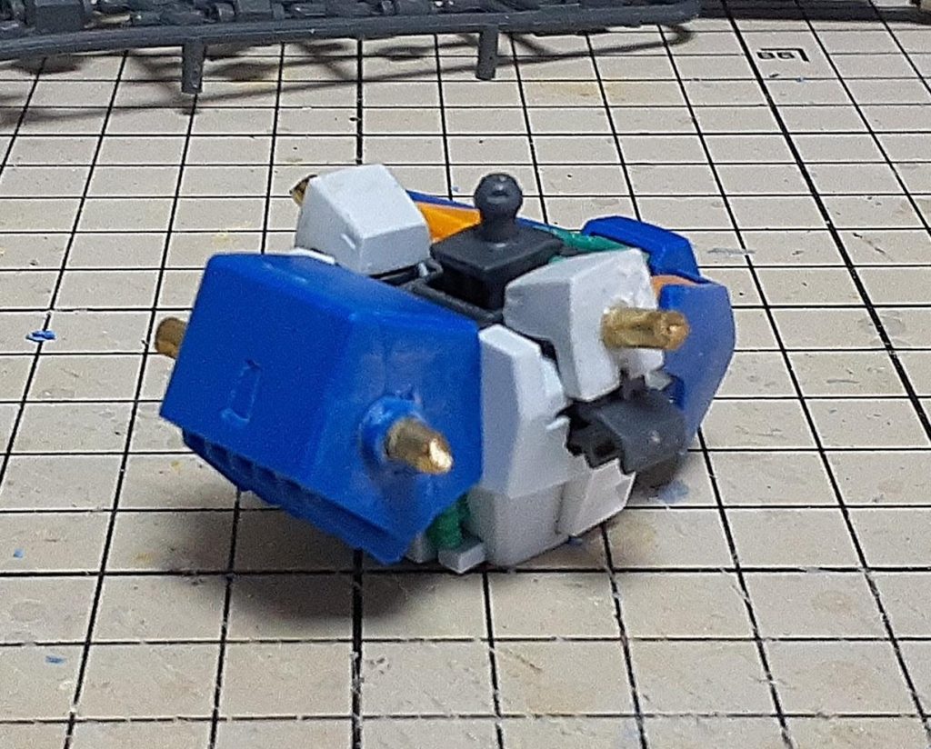 変更箇所は、肩、バックパック、股関節と太腿を繋ぐ球体パーツです。