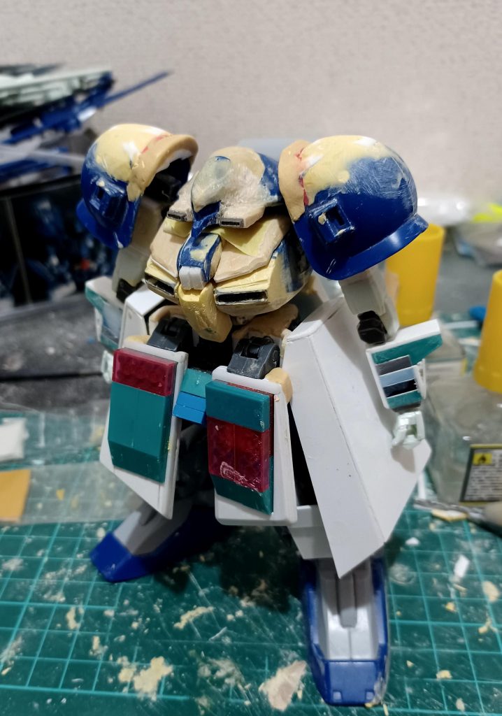 アインをベースにしたのでイラストより今風のプロポーションになっていると思います。単にイラスト通りに造れないだけ？