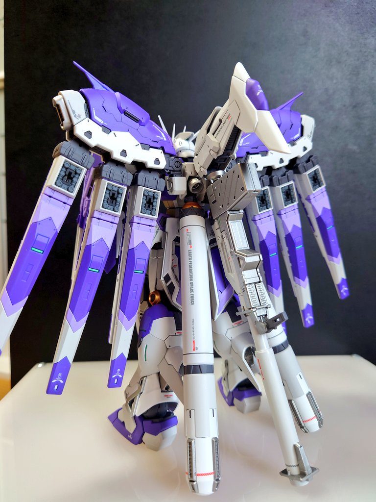 RG Hi-νガンダム–3枚目/制作者：@Kazon1221