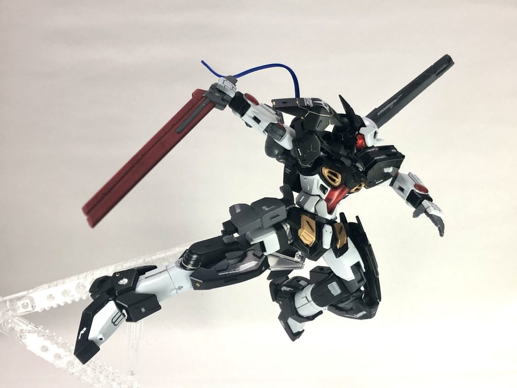 GNエクスキューショナーソードでの戦闘状態。疾走感を意識してポージングさせてみました。