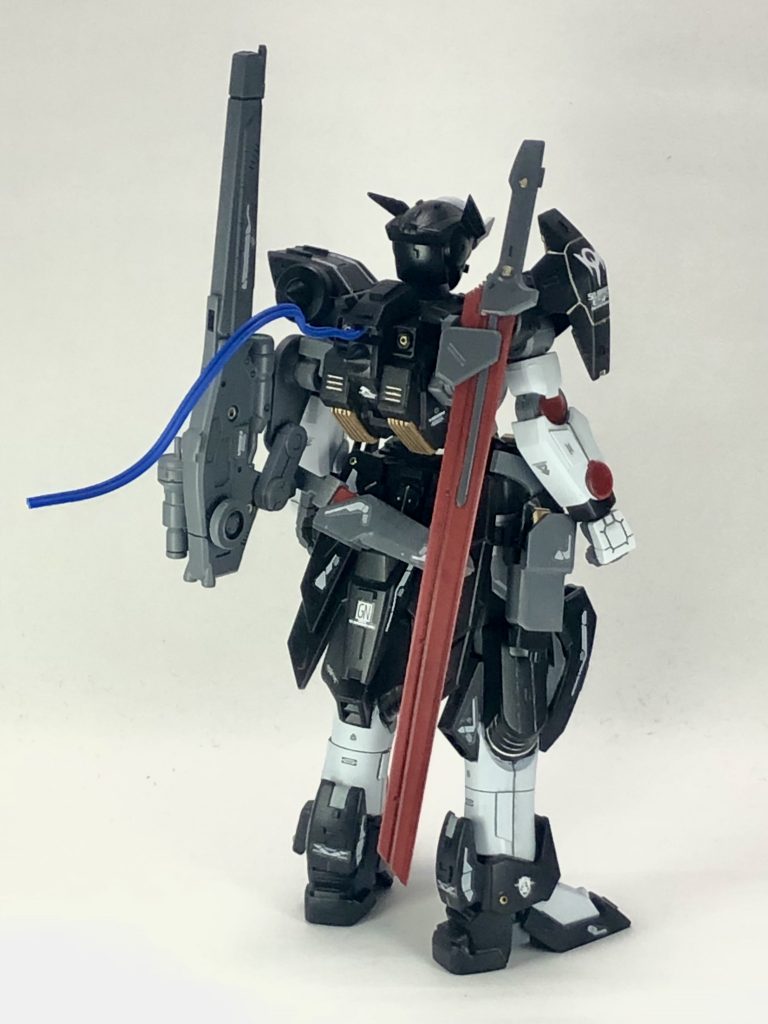 後ろ姿。バックパックの武装はフレームアームズガールの影虎(以下:FAG影虎)の武装を取り付けています。