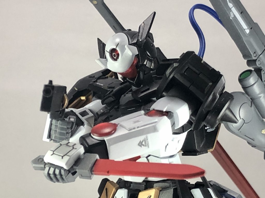 GNリボルバーとGNナイフを構えた状態。GNリボルバーはスクラッチでGNナイフはAGE-1スパローのシグルブレイドです。