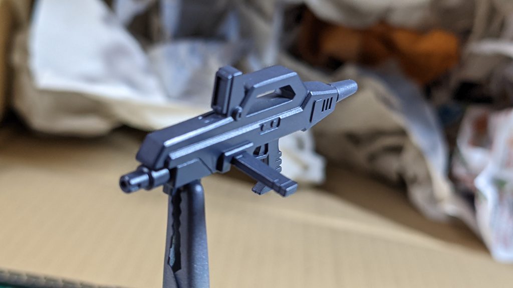 私は充電式エアブラシをダンボール塗装ベースに向かって塗装しているのですが、だんだん塗装環境を整えたくなってきました。