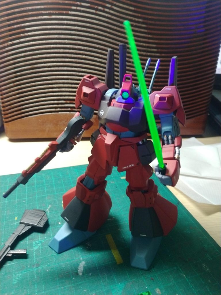 モノアイとサーベルのクリアパーツ、UVライトを当てると結構光るんですね。最後まで見て頂き　ありがとうございました。