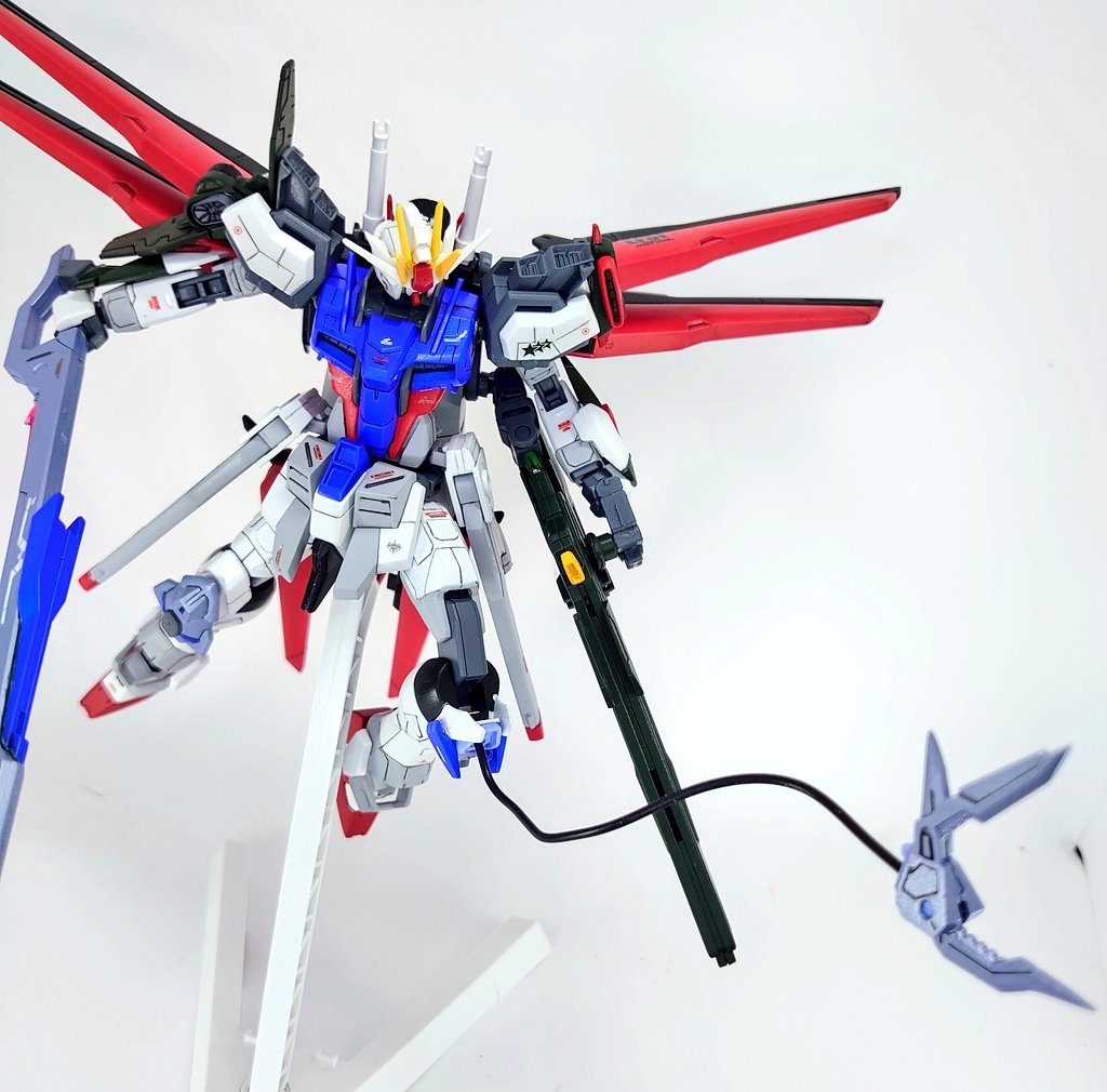 下半身左膝に装備ロケットアンカー「パンツァーアイゼン」足に装備することで敵をアンカーで捕獲しても両手が空いているので攻防どちらにも転用出来る
