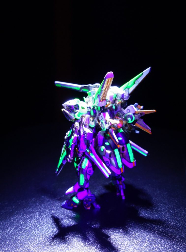 Vガンダム、敵メカのデザインに萎えてノーマークだったが、最近になって宇宙世紀で地続きだったことを知る。だって敵メカデザインひどくない？　バイファムの異星人のメカというなら受けいられるけど、ファースト世代には戦艦バイクとかアレルギー症状がでた。アナフィラキシーショックですよ、あれは。