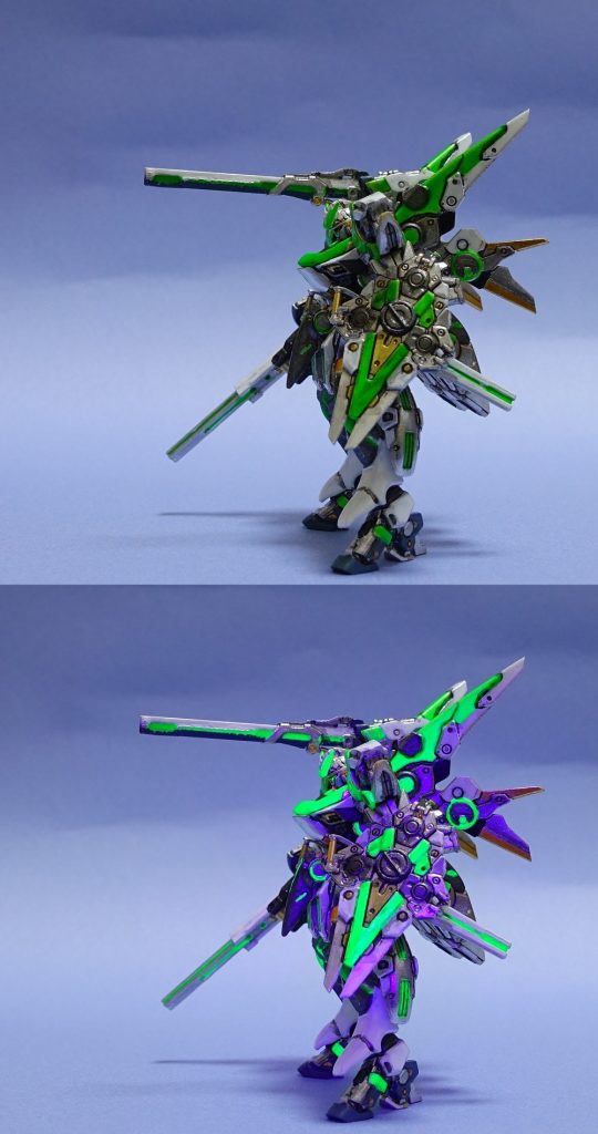 おー、蛍光塗料、電飾なしでも光る光る。