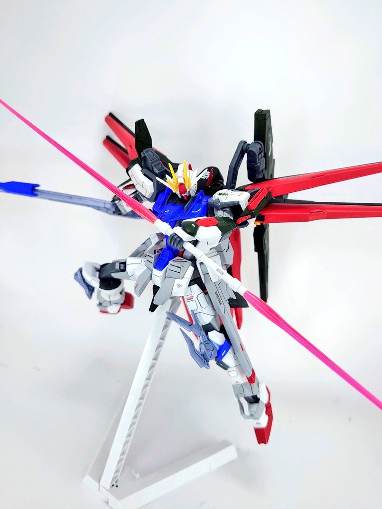 シュペールラケルタ ビームサーベルベース機体のバックパック、エールストライカーには2本のビームサーベルがマウントされているので本機にも装備ストライクフリーダムのものを使用しているので連結も可能